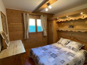 - une chambre avec un lit et une fenêtre dans l'établissement Appartement Villard-sur-Doron, 4 pièces, 9 personnes - FR-1-293-89, à Villard-sur-Doron