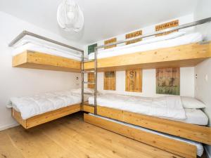 2 łóżka piętrowe w pokoju z drewnianą podłogą w obiekcie Appartement rénové, 5 pièces, skis aux pieds avec balcon et WIFI - FR-1-502-364 w mieście Tignes