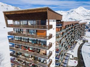 budynek w śniegu z górami w tle w obiekcie Appartement rénové, 5 pièces, skis aux pieds avec balcon et WIFI - FR-1-502-364 w mieście Tignes