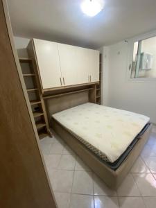 Un pat sau paturi într-o cameră la A due passi dal Lido - Alghero