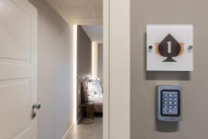 um quarto com uma porta com um telemóvel na parede em Il Pumo - Apulian Rooms Bari Savoia em Bari