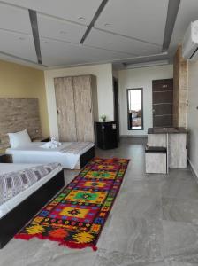 A bed or beds in a room at pyramids view suite/vista piramidi