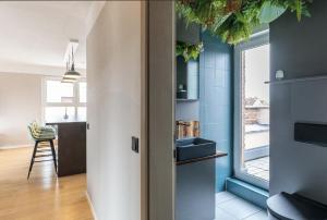 una cucina con pareti blu, finestra e lavandino di Designer Penthouse in St Johannes, toller Ausblick über den Dächern Nürnbergs a Norimberga
