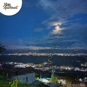- une vue sur la ville la nuit dans l'établissement GREEN APARTMEN "el bosque", à Girón