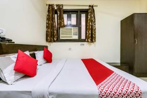 Postel nebo postele na pokoji v ubytování Hotel O JPS PALACE
