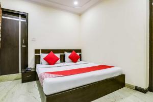 Postel nebo postele na pokoji v ubytování Hotel O JPS PALACE