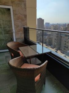 A seating area at pyramids view suite/vista piramidi