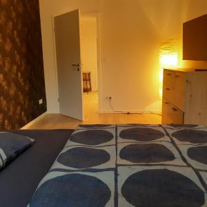 1 dormitorio con 1 cama, vestidor y 1 habitación en Ferienwohnung in Hohen Neuendorf bei Berlin, Zentral gelegen, en Hohen Neuendorf