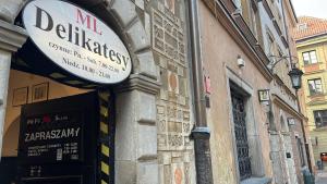 Certifikát, ocenenie alebo iný dokument vystavený v ubytovaní CENTRUM Apartment OLD TOWN Warsaw STARE MIASTO Historyczna kamienica umiejscowiona w zabytkowej części Warszawy Obok parku multimedialnego i barbakanu PARKING 24h Śniadanie opcjonaln Breakfast optional Check in from 14 pm PARTER ground floor