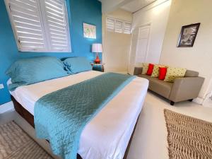 ein Schlafzimmer mit einem großen Bett und einem Sofa in der Unterkunft Del Marie Studio Apt in Saint Philip