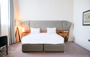 Postel nebo postele na pokoji v ubytování DoubleTree by Hilton Hotel & Spa Liverpool