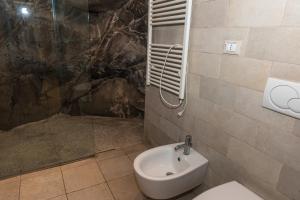 y baño con aseo, lavabo y ducha. en Casa del Borgo by Arbaspàa en Riomaggiore