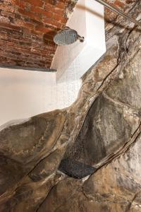 un pavimento in pietra in una stanza con mattoni di Casa del Borgo by Arbaspàa a Riomaggiore