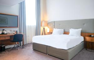 Postel nebo postele na pokoji v ubytování DoubleTree by Hilton Hotel & Spa Liverpool