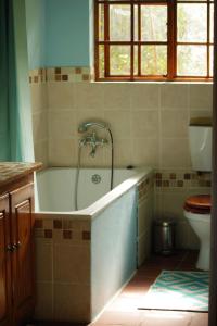 La salle de bains est pourvue d'une baignoire et de toilettes. dans l'établissement Bushman's Pillow, à Sanddrif