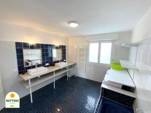ein Badezimmer mit 2 Waschbecken und einem Spiegel in der Unterkunft Chambre TEMPETE en Coliving in Brest