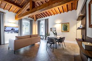 uma sala de estar com um sofá e uma mesa em Dimora Collection - Le Torri - Boutique Luxury Suites - Adults Only em Florença