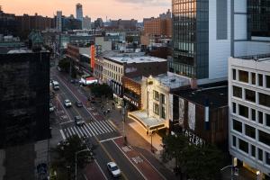- une vue sur une rue de la ville avec des bâtiments dans l'établissement Renaissance New York Harlem Hotel, à New York