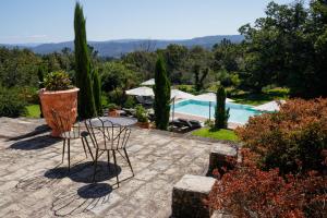 サン・ペードロ・ド・スーにあるThe Fox House - Private Villa & Natureのパティオ(テーブル、椅子付)、プールが備わります。