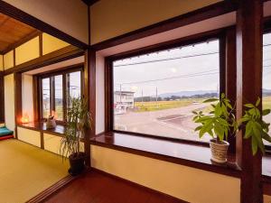 妙高市にあるArai Villa Myokoの通りの景色を望む窓付きの客室です。