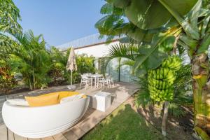 Resort Cordial Santa Águeda & Perchel Beach Club外面的花园
