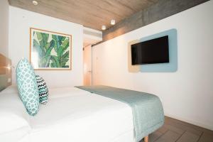 Resort Cordial Santa Águeda & Perchel Beach Club客房内的一张或多张床位
