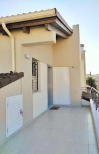 een balkon van een huis met een deur erop bij Elia boutique apartment in Thiva