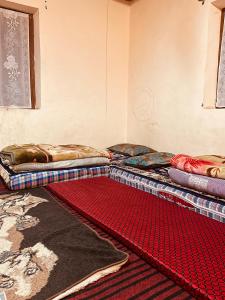 dois colchões sentados no chão num quarto em Spiti Horizon Homestay em Kaza