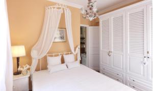 A bed or beds in a room at Villa Casa Del Sol Syros