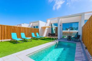 Resort Cordial Santa Águeda & Perchel Beach Club内部或周边的泳池
