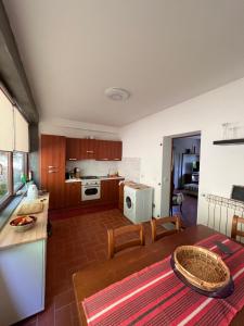 uma cozinha e sala de estar com uma mesa e uma mesa sidx sidx sidx em Villetta selve em Fiumalbo