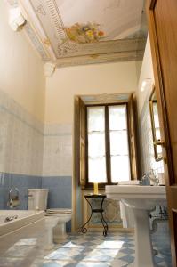 a bathroom with two sinks and a tub and a toilet at Villa Scati Bed and Breakfast in Melazzo