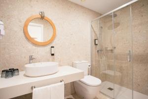 Resort Cordial Santa Águeda & Perchel Beach Club的一间浴室