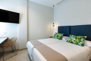 Resort Cordial Santa Águeda & Perchel Beach Club的电视和/或娱乐中心