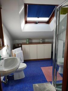 een badkamer met een wastafel, een toilet en een raam bij A casa di Rosa in Padua