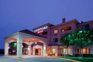 una rappresentazione di un hotel di notte di Courtyard By Marriott Salinas Monterey a Salinas
