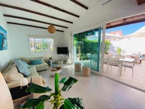 sala de estar con sofá y mesa en Villa in Pasito Blanco sun beach golf wifi, en Pasito Blanco