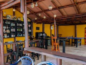 - un bar avec des tables et des chaises dans une pièce dans l'établissement Finca hotel Rios Claros, à San Luis