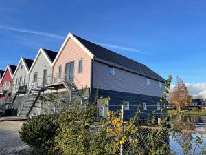 uma fila de casas seguidas em Unieke loft uitzicht water em Sneek