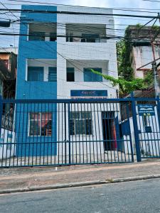 ein blauer Zaun vor einem Gebäude in der Unterkunft Hostel da Residencia in Salvador