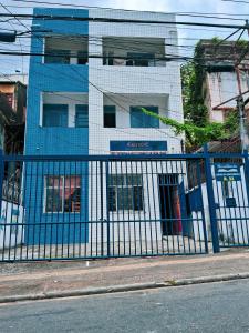 una cerca azul frente a un edificio en Hostel da Residencia, en Salvador