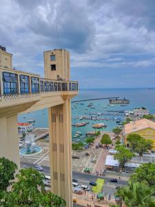 uma vista para o oceano a partir do topo de um edifício em Hostel da Residencia em Salvador