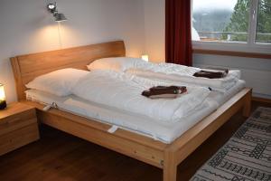 ヴァルベラにあるFoil Cotschen (378 Ma)の白いシーツと袋2つが付いたベッド