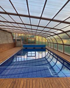 una piscina cubierta con techo de cristal en La Pallissa Casa de Turismo Rural, en Moià