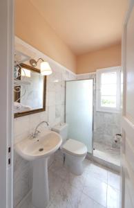A bathroom at Villa Casa Del Sol Syros