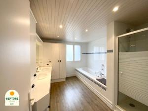La salle de bains blanche est pourvue d'une baignoire et d'un lavabo. dans l'établissement Chambre du PORT en Coliving, à Brest