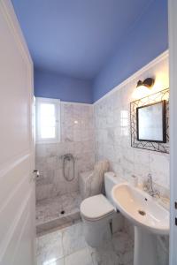 A bathroom at Villa Casa Del Sol Syros