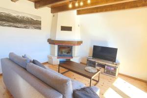 a living room with a couch and a fireplace at Precioso apartamento 4 personas in Puigcerdà