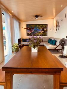 sala de estar con mesa y sofá en Casa Macaw en Fortuna