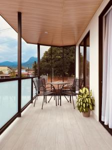 a patio with a table and chairs on a balcony at Casa Macaw in Fortuna